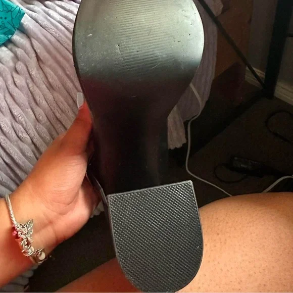 X2B Black faux leather Mary Jane platform heels with gold clasp - Picture 7 of 7